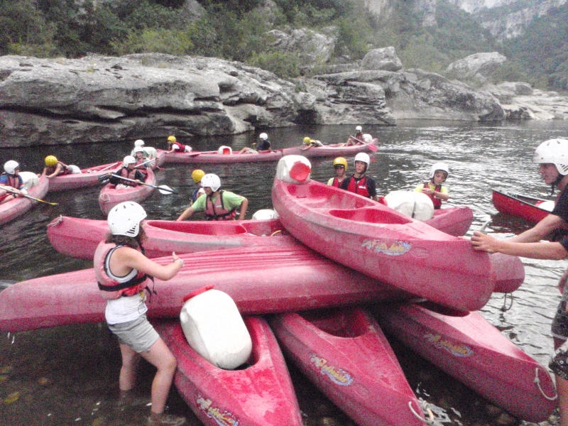 Village Camps International Summer Camp Ard&egrave;che, France 2019-07-26 https://www.villagecamps.com/journals_admin/images/76-35-Team 1 raft.jpg